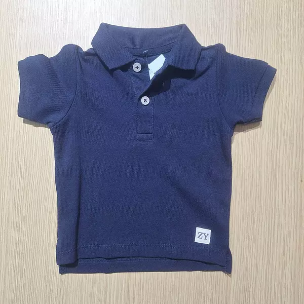 Camisa Polo Azul Oscuro.